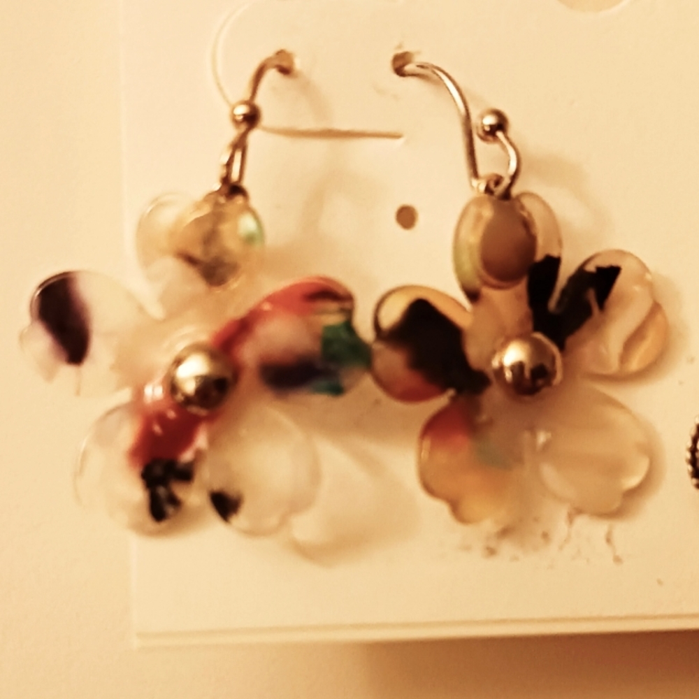 2 pair of earrings 1 flowered shape & 1 vintage triangle shape - Picture 4 of 4